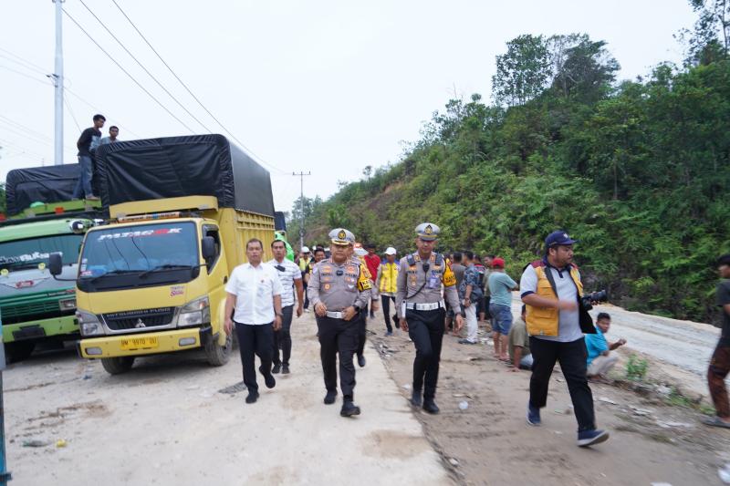 Jalan Lintas Riau-Sumbar Masih Tutup